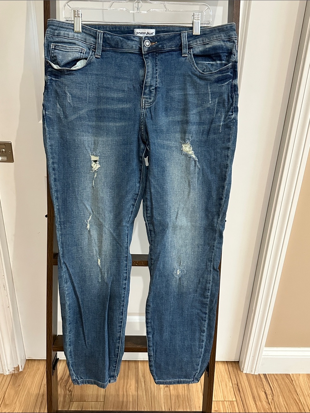 Women’s Boyfriend Jeans in Faded Blue - Relaxed Distressed Style